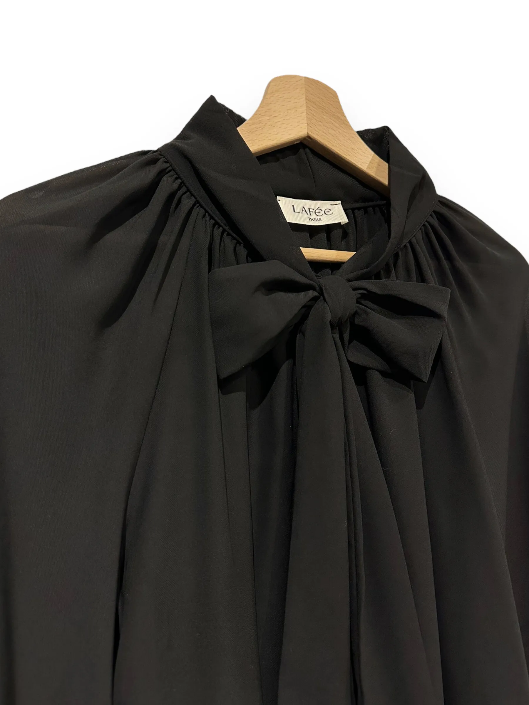 Fließendes Langarmshirt mit Schleife am Rundhalsausschnitt, elegant und bequem