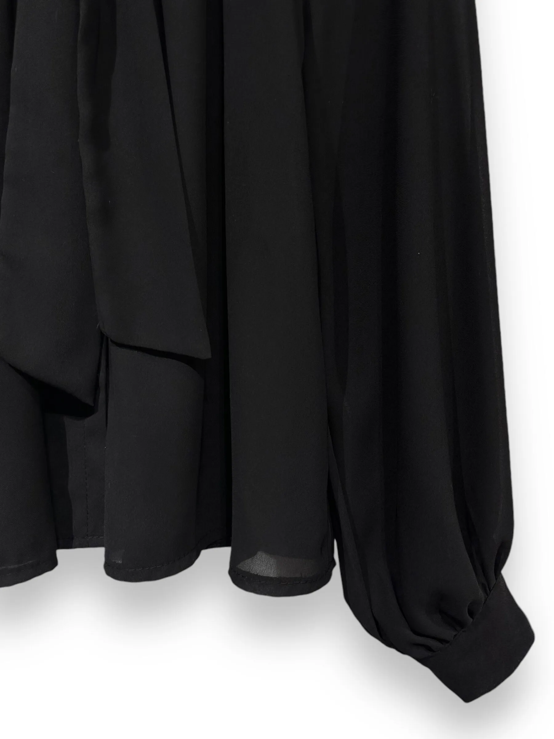 Fließendes Langarmshirt mit Schleife am Rundhalsausschnitt, elegant und bequem
